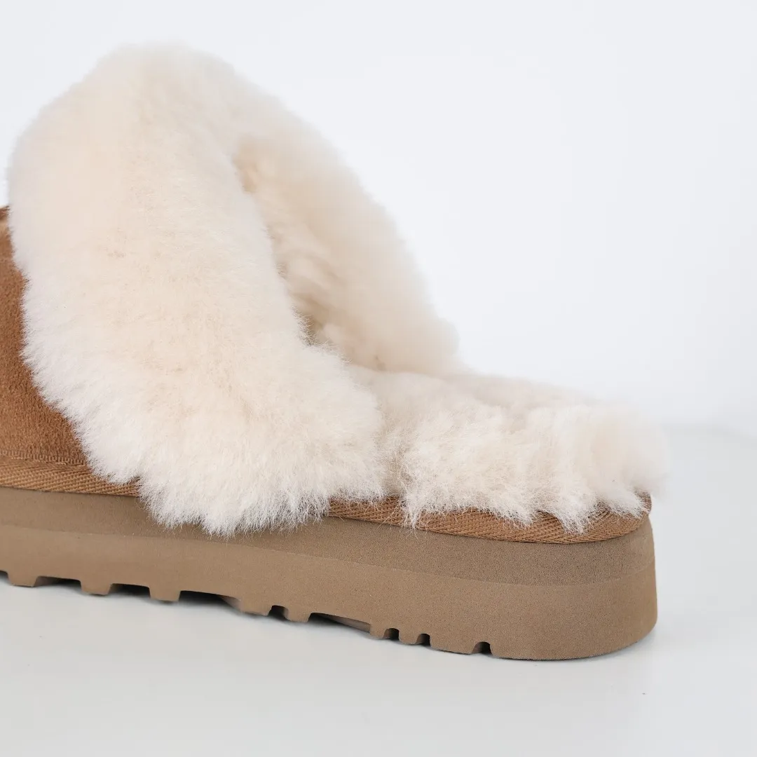 Pick up locally 💰520 The core recommendation is good price UGG Coquette lazy slippers thick sole Xiaohongshu hot model Henan Longfeng leather production Sheepskin integrated top quality in the market 2-3 cm cashmere insole to keep warm in winter and suitable for home use UUG has launched a style series in the new year, which is partially skewed towards the preferences of young consumers and has also moved to the forefront of fashion trends. Shoe body material Water-repellent coated suede upper 17mm UGGPURE™ implanted wool insole Lightweight non-slip comfortable rubber outsole With brand LOGO Trademark Comes with full packaging Size: 35 36 37 38 39 40